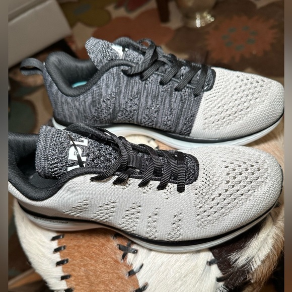 APL Women's Techloom Pro in White/Black/Cosmic Grey - Size 7 EUC - Picture 3 of 8